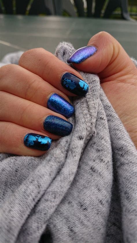 Ongles paillettes bleu .